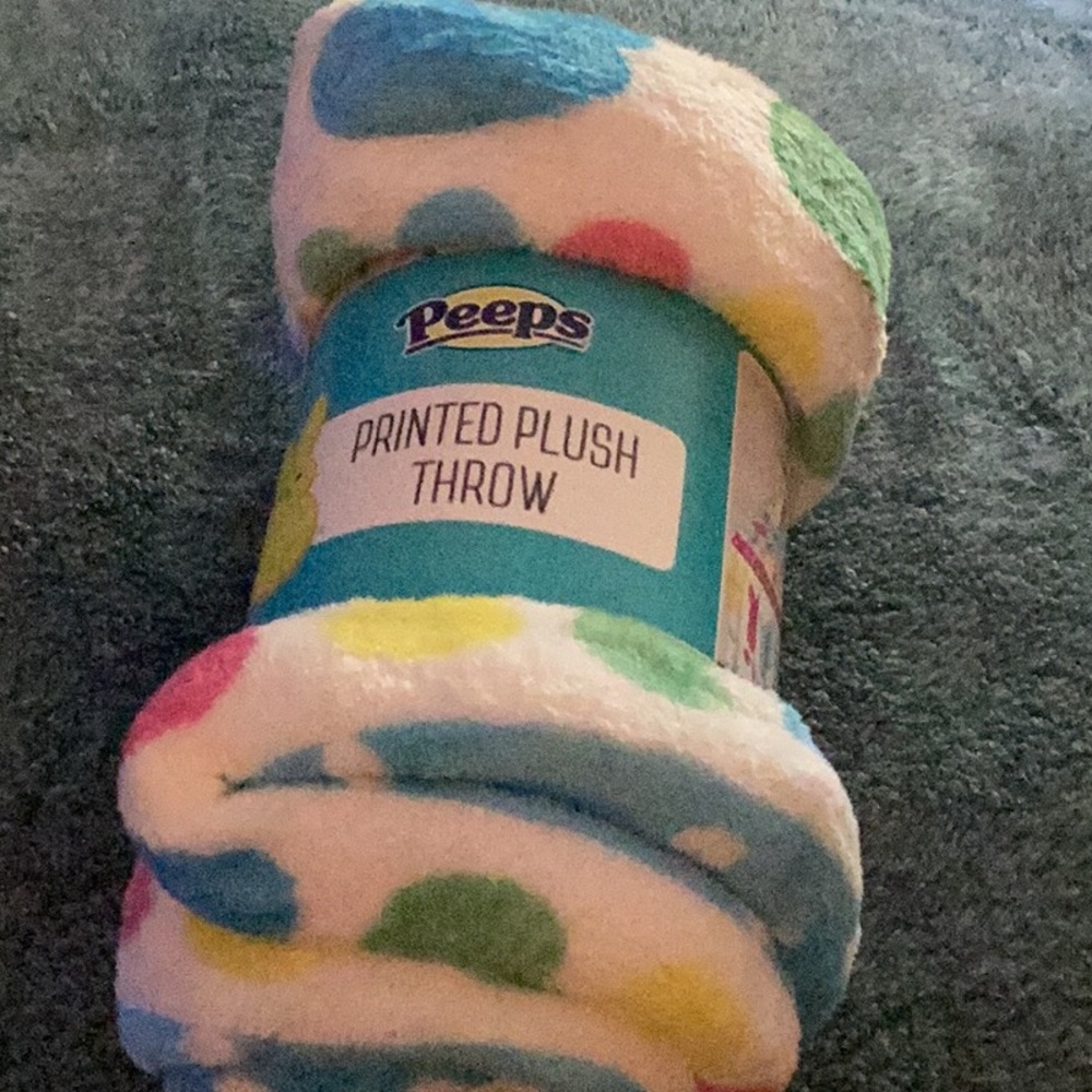 🐰NWT FUN Peeps Printed Oversized Plush Throw 
Brand New With Tags 50”X 70”🐰